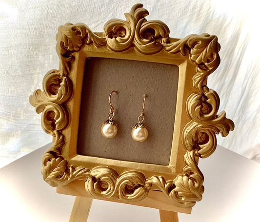 Pale peach pearl earrings with gold leaf accents | Vintage style drop earrings