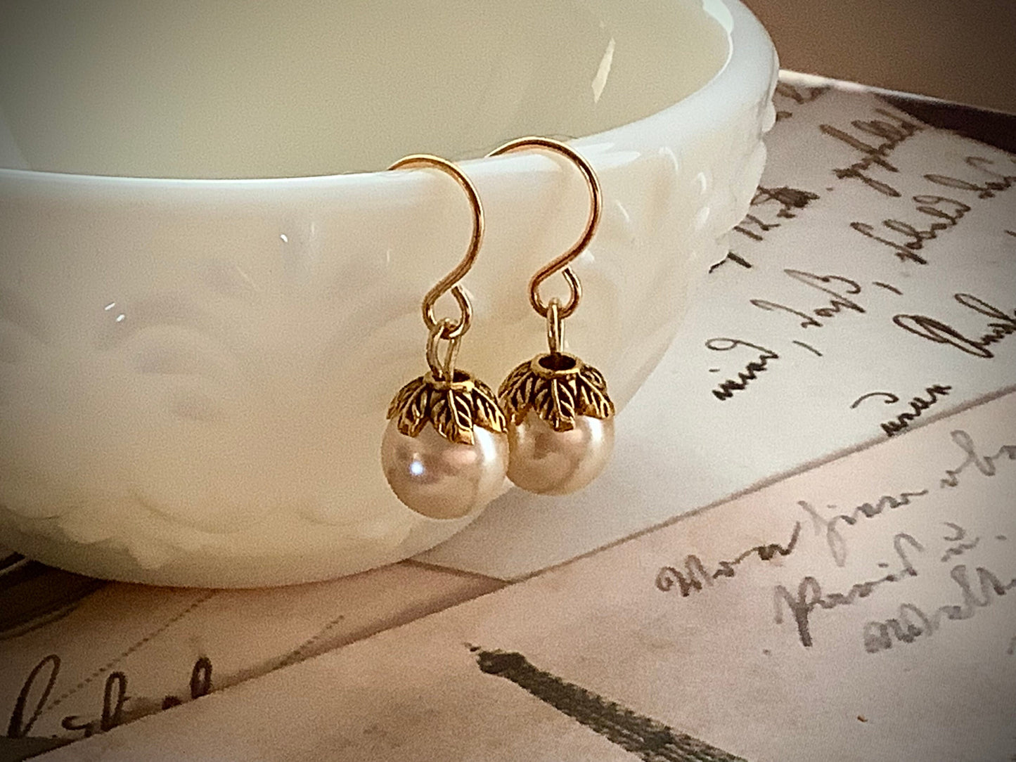 Pale peach pearl earrings with gold leaf accents | Vintage style drop earrings